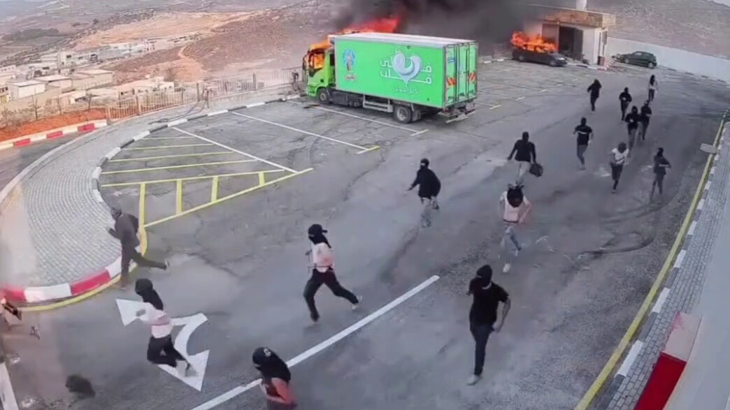 עשרות מתנחלים פשטו ושרפו מפעל פלסטיני