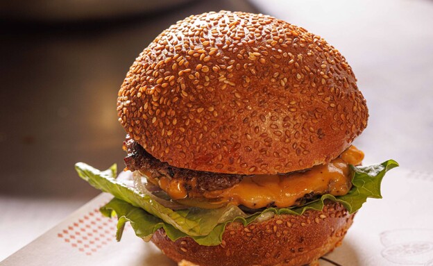 המבורגר של נעה. גם את הלחמניה אופים במקום