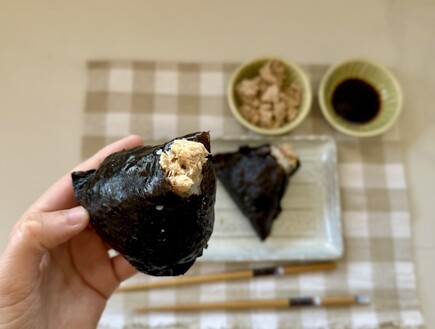 אוניגירי במילוי טונה. מלא קיצורי דרך (צילום: יעל קצב, mako אוכל)