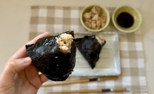 אוניגירי במילוי טונה. מלא קיצורי דרך (צילום: יעל קצב, mako אוכל)