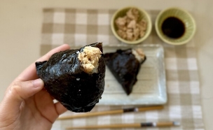 אוניגירי במילוי טונה. מלא קיצורי דרך (צילום: יעל קצב, mako אוכל)