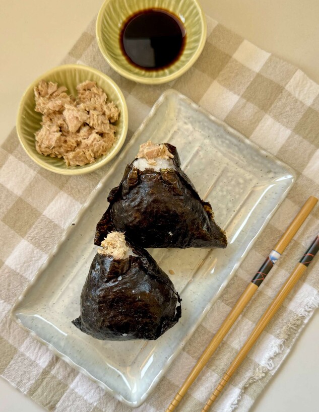 אוניגירי במילוי טונה. ארוחה קטנה וכיפית (צילום: יעל קצב, mako אוכל)