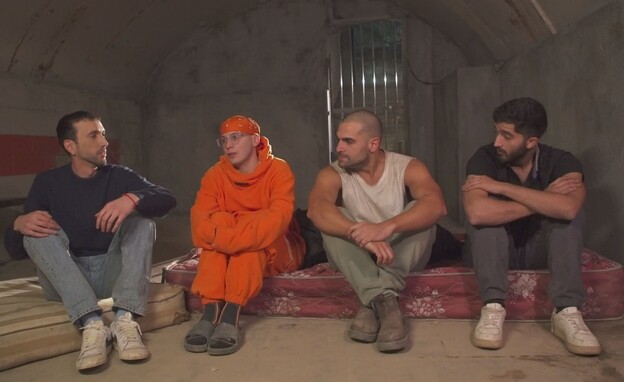 שלושת השחקנים על הסט בריאיון