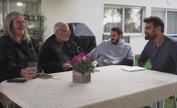 משפחת שמריז עם השחקן שמגלם את אלון