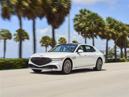 לא חשמלי ולא פלאג-אין. V6 טורבו מיקרו-היברידי בנפח 3.5 ליטר עם מגדש חשמלי ו-410 כ&ldquo;ס