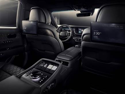 תוכלו לשדרג את החוויה מאחור עם צמד מסכי &ldquo;14.6