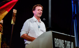 שטפן זייברט, שגריר גרמניה בישראל בכיכר החטופים (צילום: אבשלום ששוני, פלאש 90)