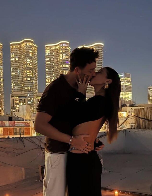 פחות משנה יחד: שני גולדשטיין מאורסת לבן זוגה הבריטי פחות משנה יחד: שני גולדשטיין מאורסת לבן זוגה הבריטי