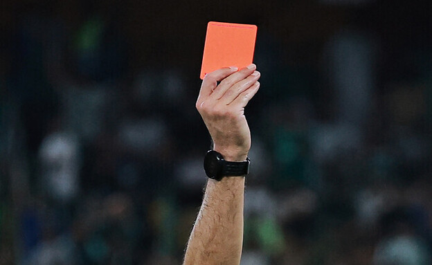 כרטיס אדום כדורגל (צילום: רויטרס)