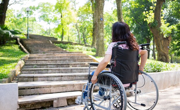 אישה על כסא גלגלים  (צילום: shutterstock)