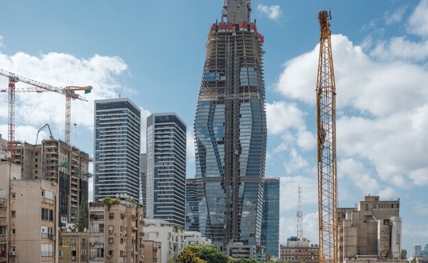 אתר בנייה ברחוב יגאל אלון בתל אביב (צילום: Boris-B, shutterstock)