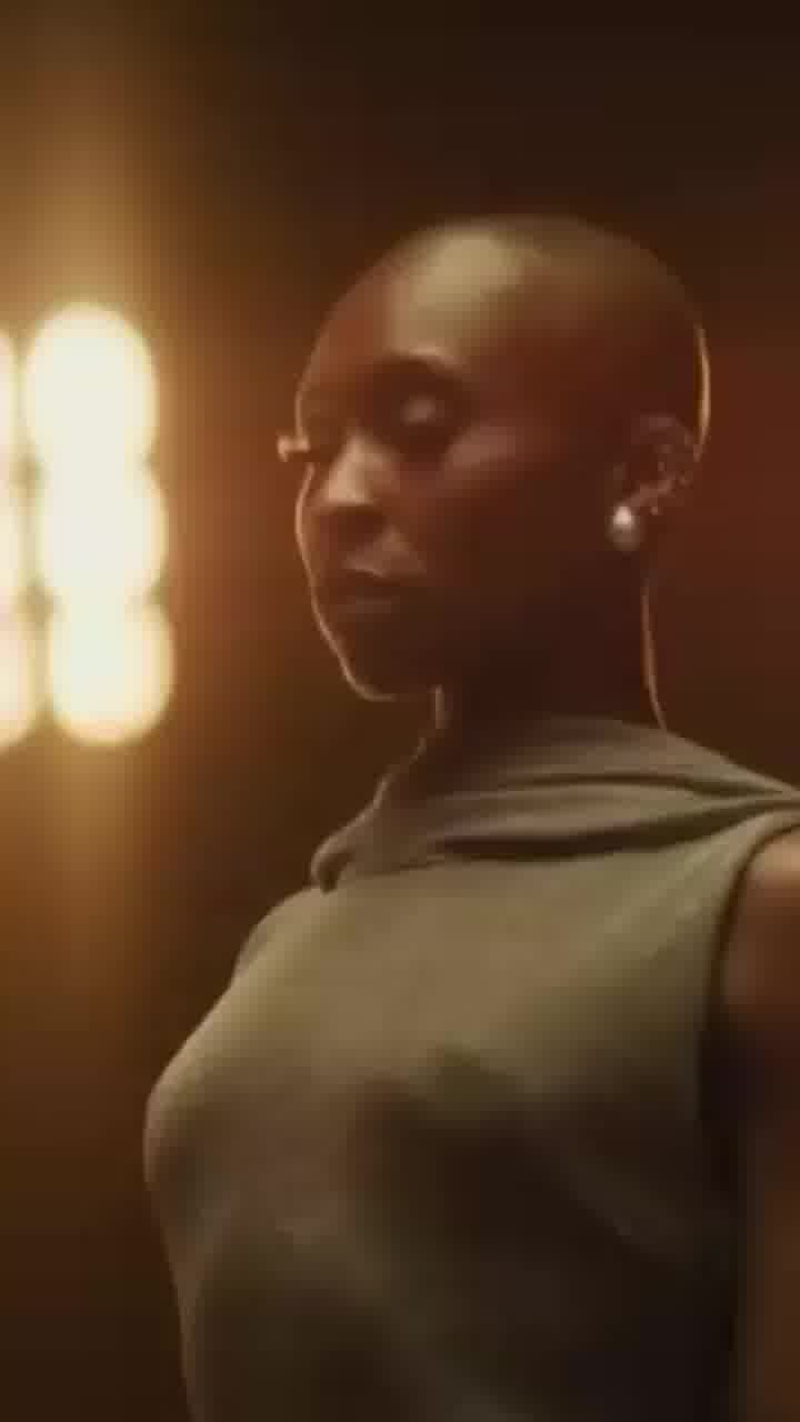 שבוע לבכורה של וויקד 2: סינתיה אריבו בביצוע של אחד משירי הנושא, ״No Good Deed״