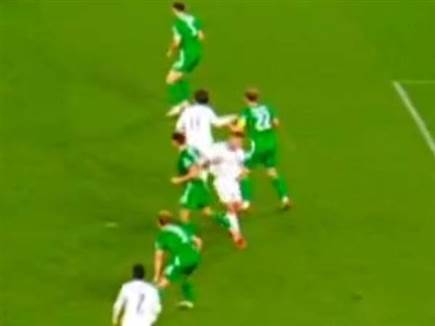 ושולח מרפק לעבר אותו שחקן