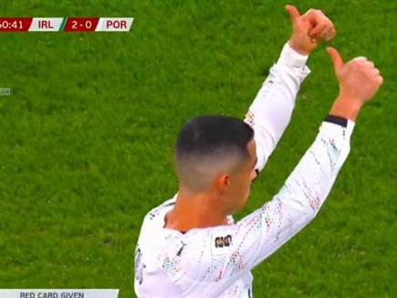 והוא מגיב להם בהפגנתיות