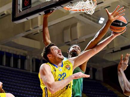 נכנס לקצב. טי.ג`יי ליף (Photo by Milos Vukadinovic/Euroleague Bask נכנס לקצב. טי.ג`יי ליף (Photo by Milos Vukadinovic/Euroleague Bask