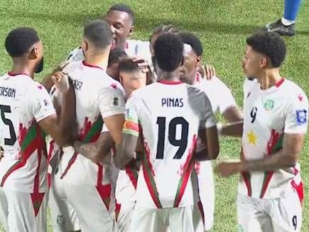 נגיעה מהיסטוריה. שחקני סורינאם חוגגים (צילום: ספורט 5)