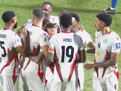 נגיעה מהיסטוריה. שחקני סורינאם חוגגים (צילום: ספורט 5)