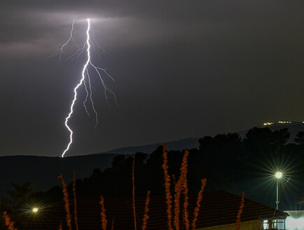 ברקים, רוחות חזקות והצפות: גשמים עזים בדרך