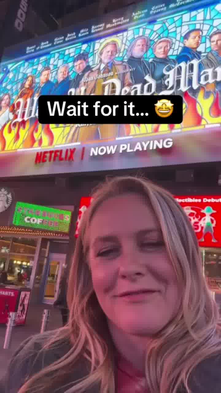 אלישה סילבסרטון מתרגשת מהפרומו בטיימס סקוור לסרט החדש שלה בנטפליקס