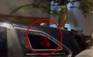 מפגינים חרדים ניפצו את חלון רכבו של יואב בן צור (צילום: שימוש לפי סעיף 27א' לחוק זכויות יוצרים)