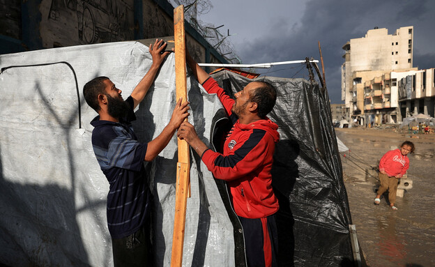עזתים מתקנים אוהלים שקרסו