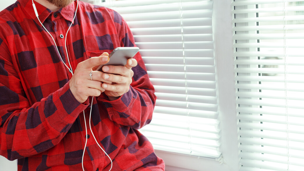 שמיעת מוזיקה באוזניות, אילוסטרציה