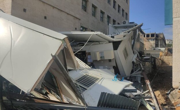 גג של מוסד חינוכי קרס בבית שמש (צילום: דוברות המשטרה)