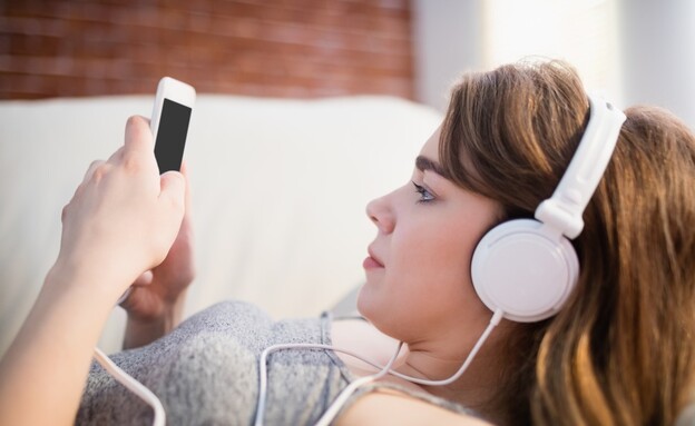 שמיעת מוזיקה באוזניות, אילוסטרציה