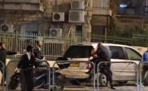 הקטטה ההמונית ברחוב (צילום: מתוך הרשתות החברתיות לפי סעיף 27א' לחוק זכויות יוצרים)