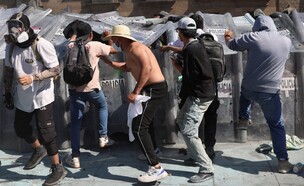 הפגנות במקסיקו סיטי נגד הממשל (צילום: רויטרס)
