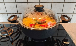 סיר מוכן על הכיריים (צילום: shutterstock_DirkVG)