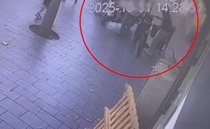 תיעוד מצלמת אבטחה: חבילות כסף נופלות לחשוד בזמן רכיבה (צילום: דוברות המשטרה)