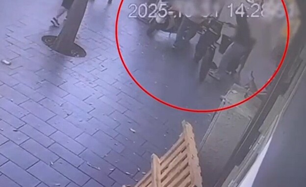 תיעוד מצלמת אבטחה: חבילות כסף נופלות לחשוד בזמן רכיבה תיעוד מצלמת אבטחה: חבילות כסף נופלות לחשוד בזמן רכיבה