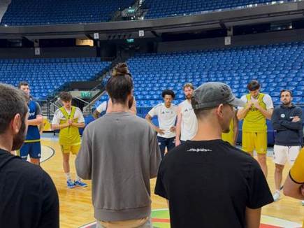 השיחה בין האוהדים לשחקנים (צילום: ספורט 5)