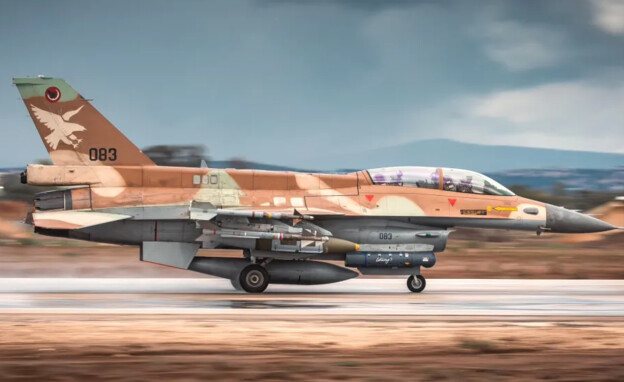 מטוס קרב של חיל האוויר עם טיל אוויר-אוויר סיידווינדר AIM-9M מטוס קרב של חיל האוויר עם טיל אוויר-אוויר סיידווינדר AIM-9M