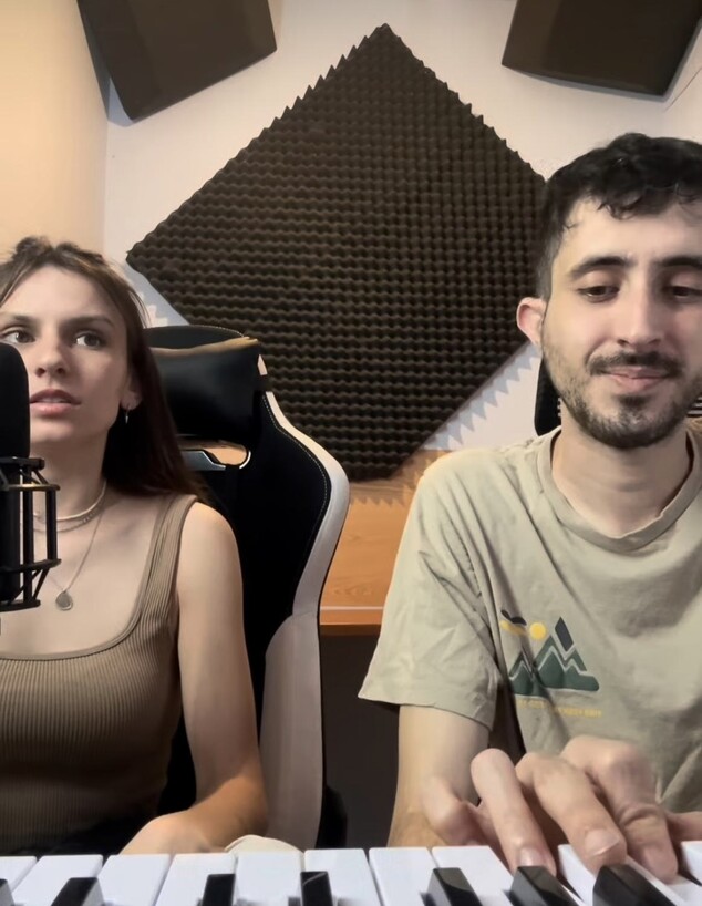 אלה והדר באולפן ההקלטות הביתי