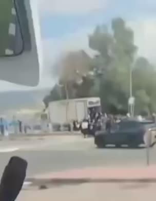 בית שמש: עשרות תלמידות חרדיות יורדות ממשאית בדרך לבית הספר