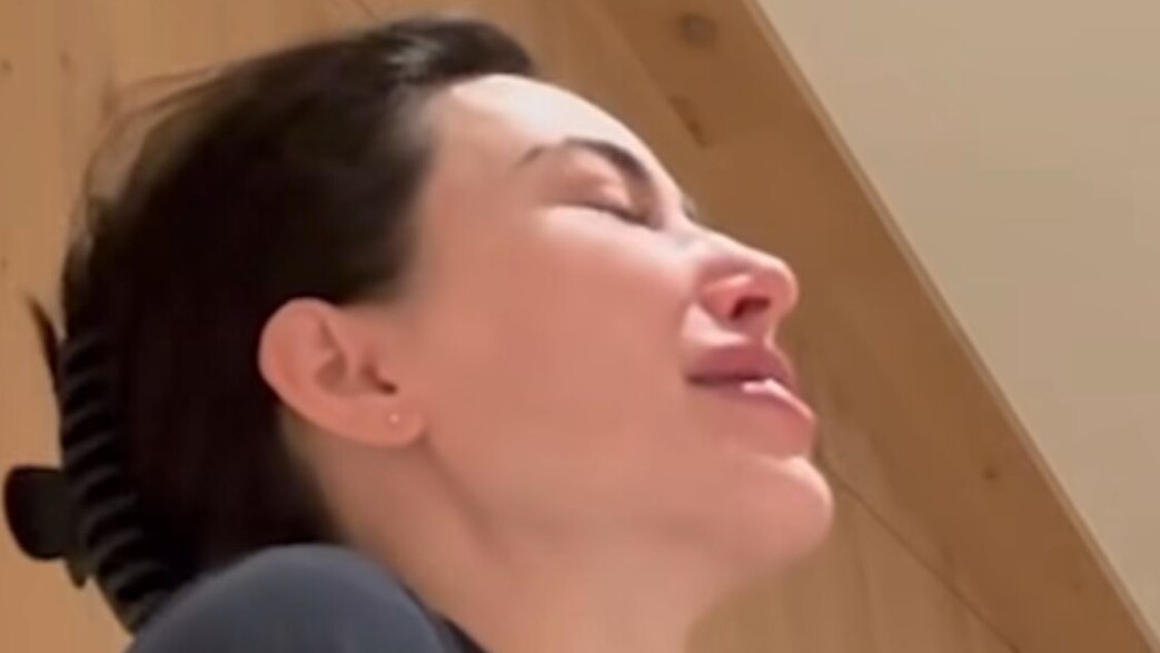 קים קרדשיאן פורצת בבכי 