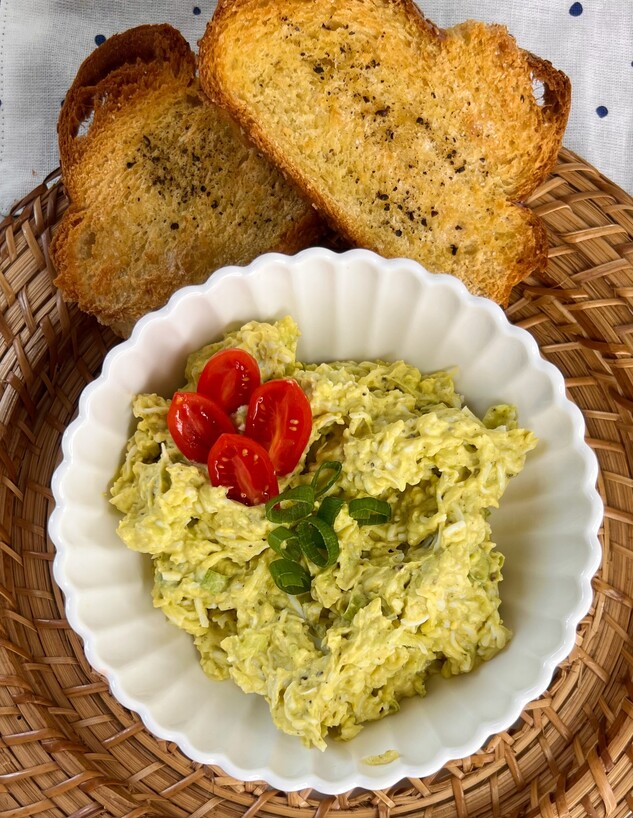 סלט ביצים עם אבוקדו (צילום: יעל קצב)