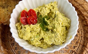 סלט ביצים עם אבוקדו. שילוב מושלם (צילום: יעל קצב)