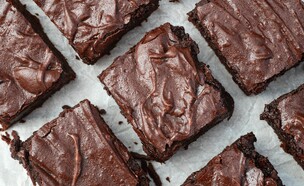 עוגת שוקולד עם ציפוי שוקולד   (צילום: AlexeiLogvinovich, shutterstock)