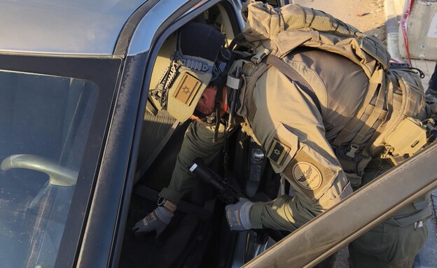 חבלני מג"ב בפעולה בזירת הפיגוע בגוש עציון