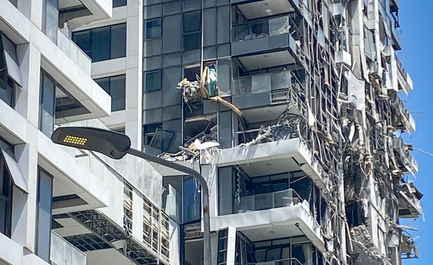 המגדל ברחוב דה וינצ'י בתל אביב לאחר שנפגע מטיל איראני (צילום: אבשלום שושני, פלאש 90)