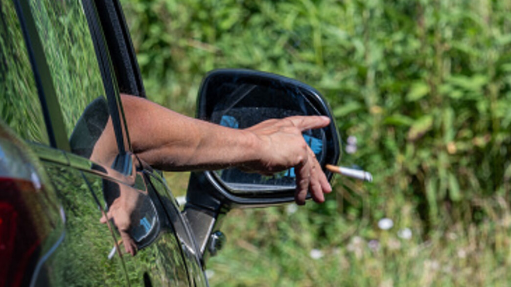 השלכת סיגריה בכביש