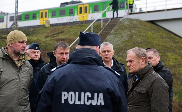 ראש ממשלת פולין דונלד טוסק בזירת החבלה ברכבת ראש ממשלת פולין דונלד טוסק בזירת החבלה ברכבת
