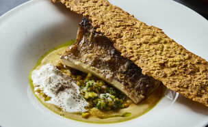 תירס, מח עצם, בקר, גלידת שמנת חמוצה וקרקר פולנטה (צילום: נמרוד סונדרס)