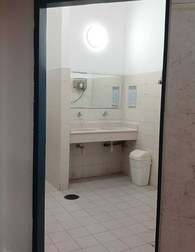 שירותים ללא דלת במכללת קיי בבאר שבע שירותים ללא דלת במכללת קיי בבאר שבע