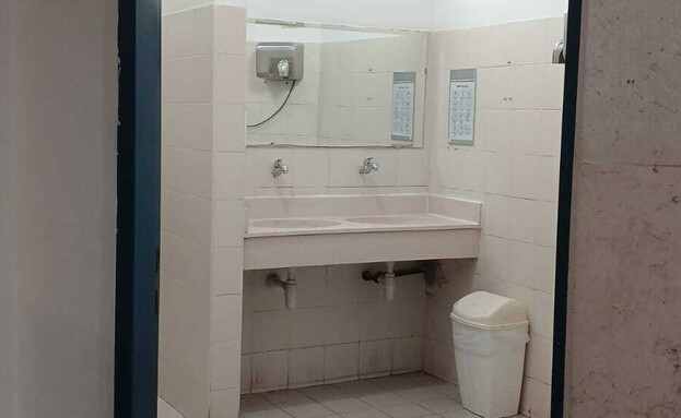 שירותים ללא דלת במכללת קיי בבאר שבע