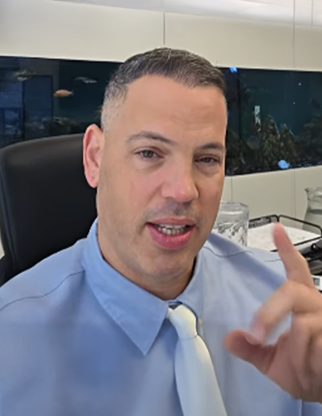 אלעד הדר (צילום: צילום מסך מחשבון הפייסבוק אלעד הדר ייעוץ עסקי)