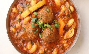 תבשיל שעועית עם קציצות מרגז. (צילום: אפרת ליכטנשטט, טעמים של בית, הוצאת כתר)